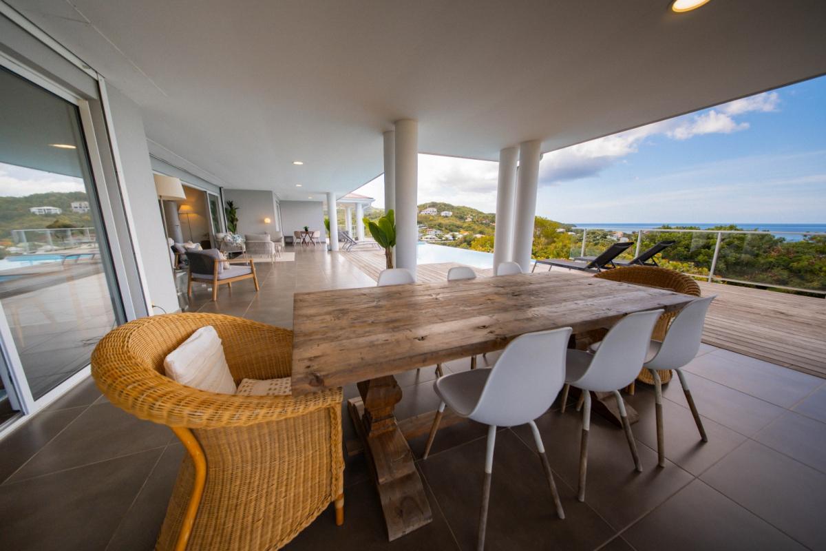 Location villa luxe 4 chambres trois ilets  - table à manger extérieur